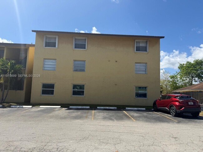15470 SW 82nd Ln in Miami, FL - Foto de edificio - Building Photo