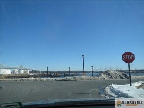 468 Great Beds Ct in Perth Amboy, NJ - Foto de edificio - Building Photo