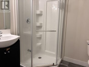 335 College St in Toronto, ON - Building Photo - Building Photo