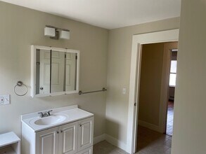 10 Dickinson Ave, Unit 1st Floor in North Providence, RI - Building Photo - Building Photo