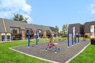 The Crossings at Neshaminy Apartments in Bensalem, PA - Foto de edificio - Building Photo