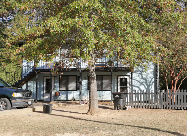 10-12 Bennett St in Newnan, GA - Foto de edificio - Building Photo