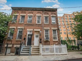 507 Weiher Ct in Bronx, NY - Building Photo