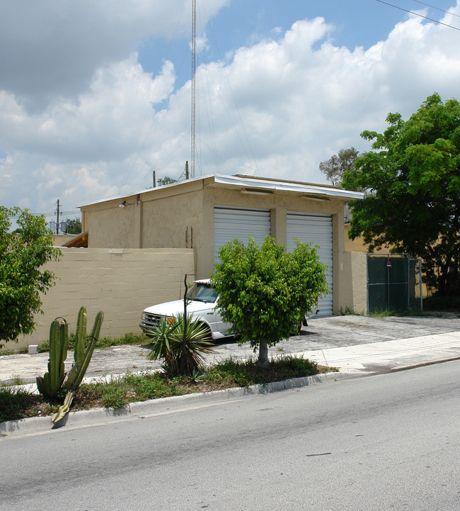 111 NW 7th Ave in Dania, FL - Building Photo - Building Photo