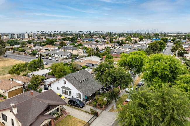 7501 Whitsett Ave in Los Angeles, CA - Building Photo - Building Photo