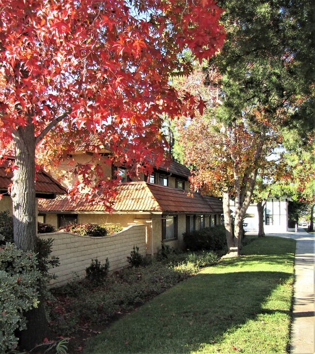 Village Apartments in Glendora, CA - Foto de edificio - Building Photo