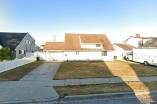 11 Skylark Ln in Levittown, NY - Building Photo