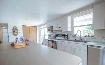 135 Blue Harbor Dr in Tavernier, FL - Foto de edificio - Building Photo