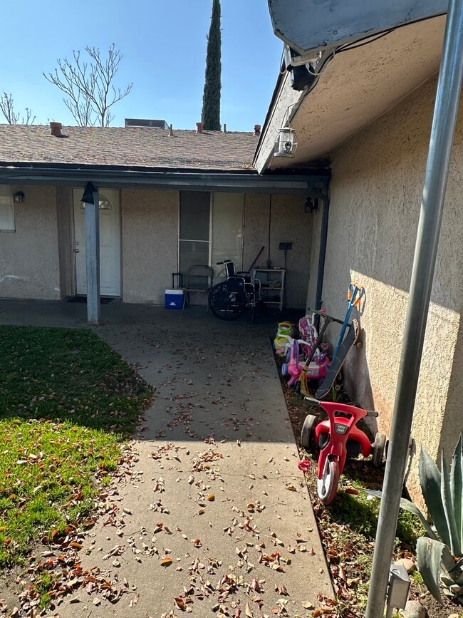 33 W Santa Ana Ave, Unit Unit A in Clovis, CA - Building Photo - Building Photo