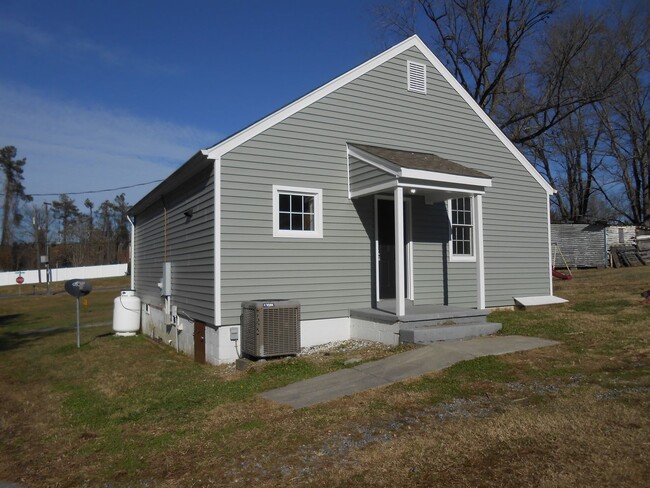 10211 Melvin B Alsbrook Ave in McKenney, VA - Foto de edificio - Building Photo