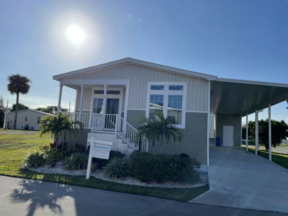 7466 44th Terrace N in Riviera Beach, FL - Foto de edificio