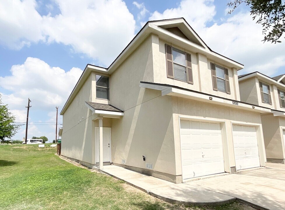 10830 Mathom Landing in Universal City, TX - Building Photo