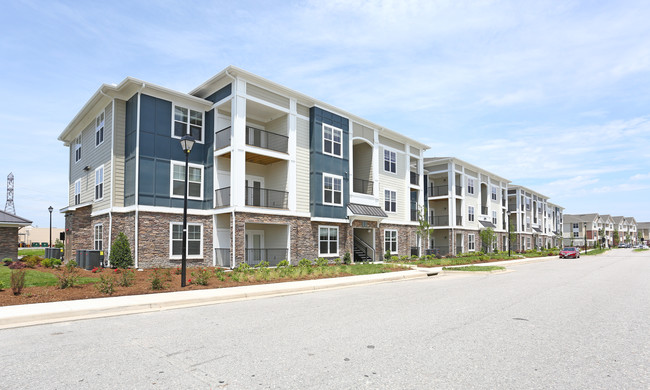 Boulevard at 3200 in Suffolk, VA - Building Photo - Building Photo