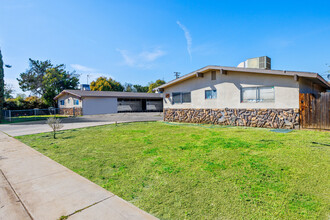 808 E Kaweah Ave in Visalia, CA - Building Photo - Building Photo