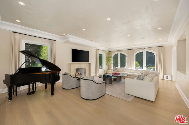 property at 1424 N Doheny Dr