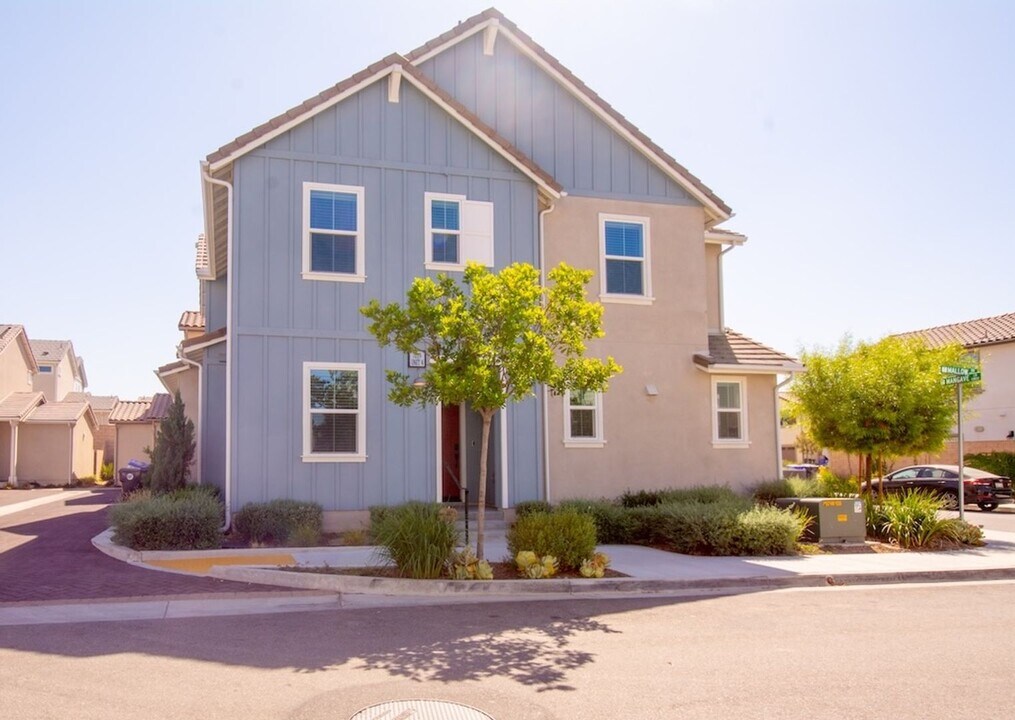 7039 Mallow Dr in Fontana, CA - Building Photo