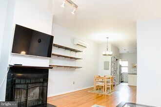 2104 South St, Unit 3 in Philadelphia, PA - Foto de edificio - Building Photo