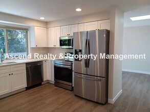 4286 Orchard Way in Lake Oswego, OR - Foto de edificio - Building Photo