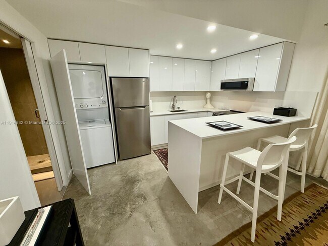 3596 Main Hwy in Miami, FL - Building Photo - Building Photo