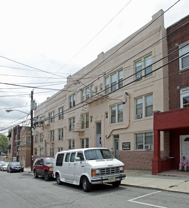 13-19 64th St in West New York, NJ - Building Photo - Building Photo