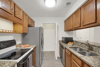 501 Barrington Hills Dr in Atlanta, GA - Building Photo - Building Photo