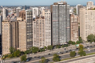1430 N Lake Shore Dr in Chicago, IL - Foto de edificio - Building Photo