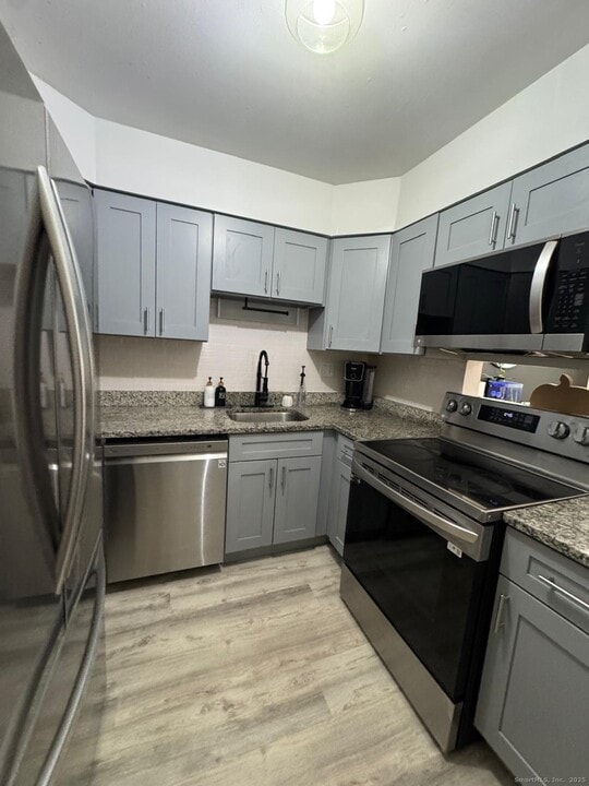 200 Woodmont Ave in Bridgeport, CT - Building Photo