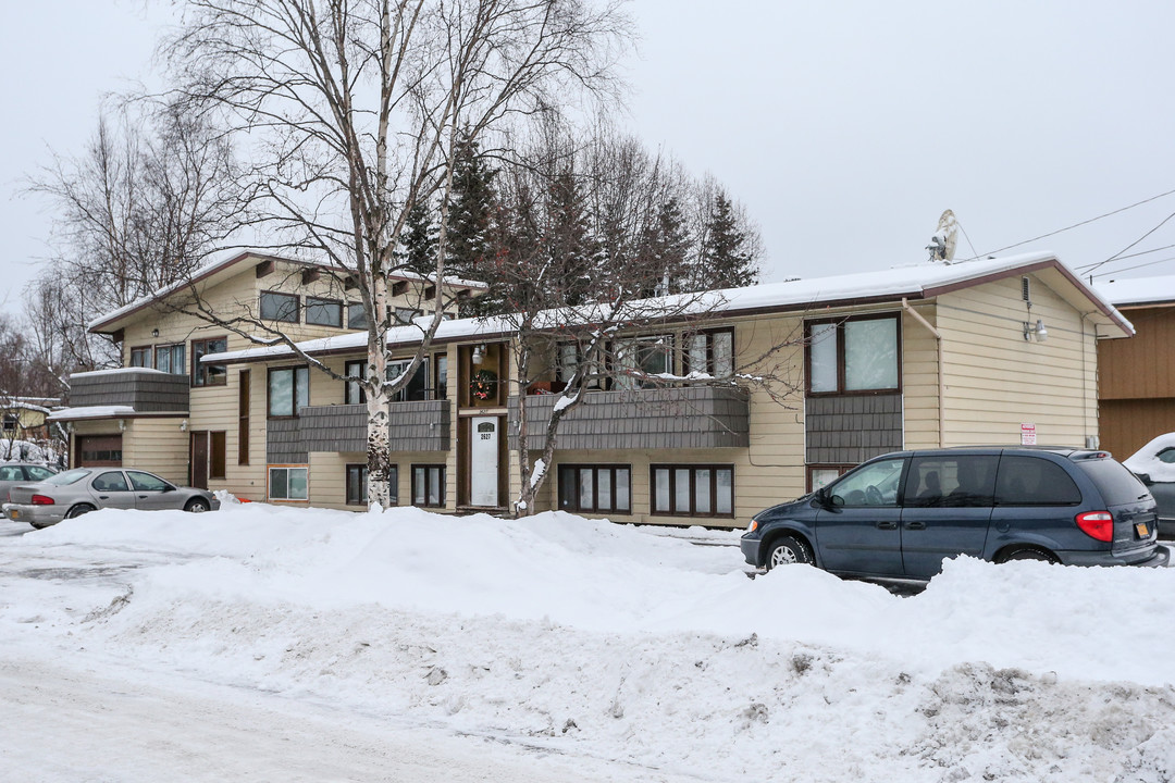 2627 Glacier St in Anchorage, AK - Foto de edificio