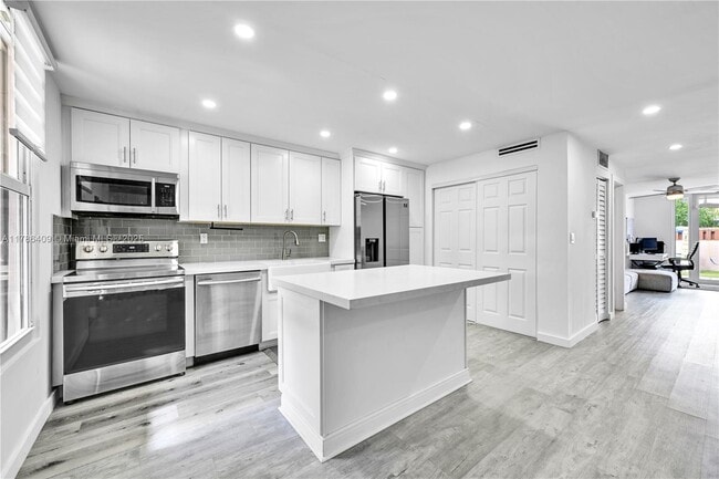 14145 Kendale Lakes Cir in Miami, FL - Building Photo - Building Photo