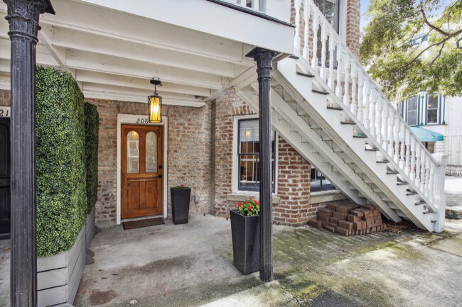 208 W Hall St in Savannah, GA - Foto de edificio - Building Photo