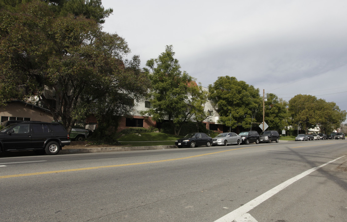 Hazeltine Royal Villas in Van Nuys, CA - Building Photo