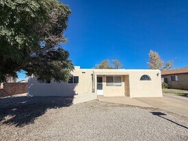 Conveniently located 3 Bedroom with Conver in Alamogordo, NM - Building Photo