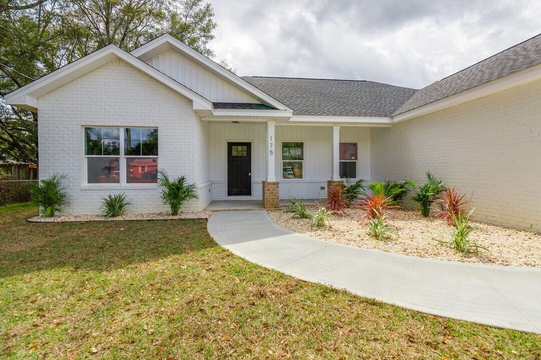 175 W 1st Ave in Crestview, FL - Building Photo