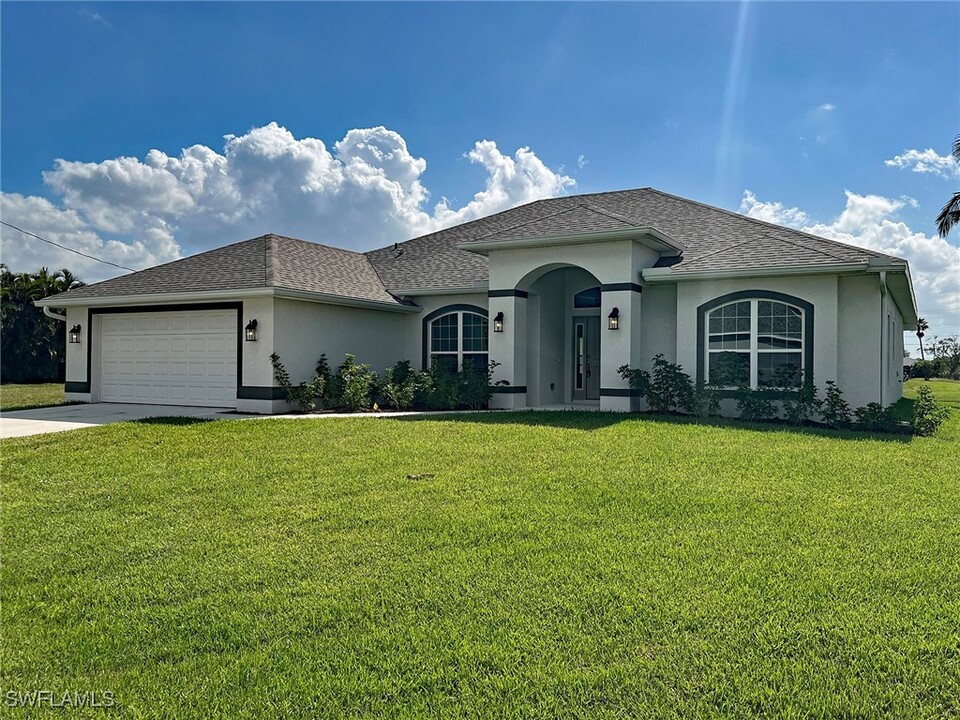 410 SE 1st Terrace in Cape Coral, FL - Foto de edificio