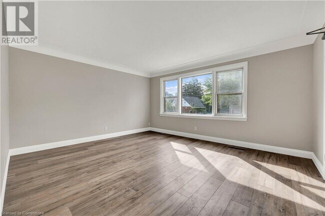 102 Sydney St N in Kitchener, ON - Building Photo - Building Photo