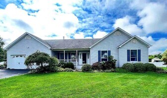 119 Vineyard Way in Aquebogue, NY - Building Photo