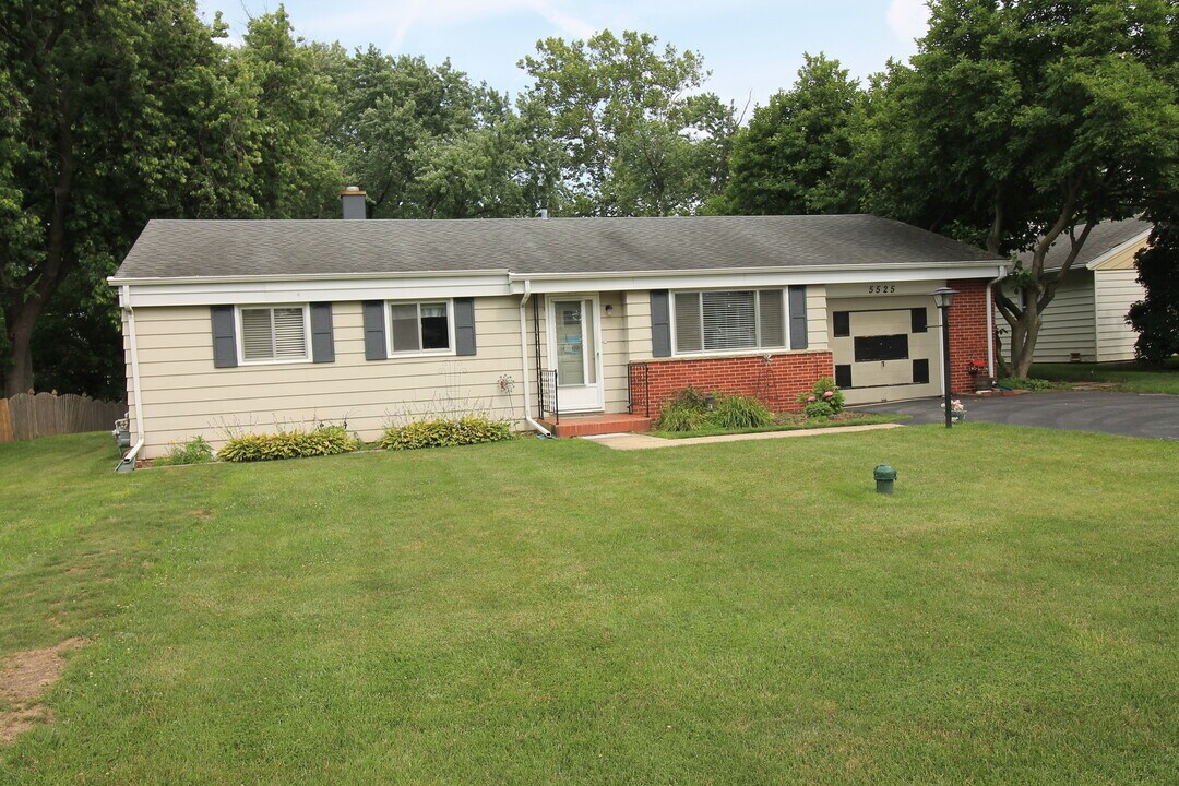 5525 Virginia Ave in Clarendon Hills, IL - Building Photo