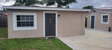 1174 NW 101st St, Unit 2 in Miami, FL - Building Photo - Building Photo