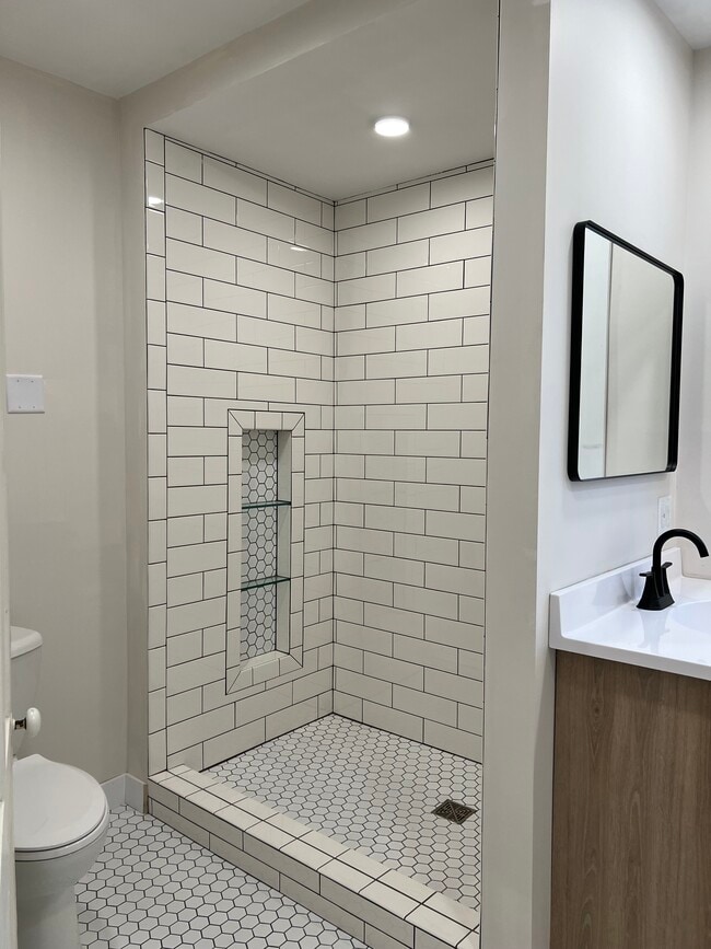 915 W 5th St, Unit Apt 2 in Winona, MN - Foto de edificio - Building Photo