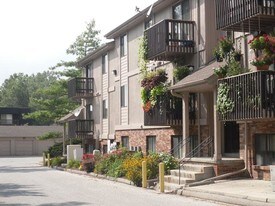 Picadilly Square in Omaha, NE - Building Photo