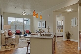 Hills at Sandy Station in Sandy, UT - Foto de edificio - Building Photo