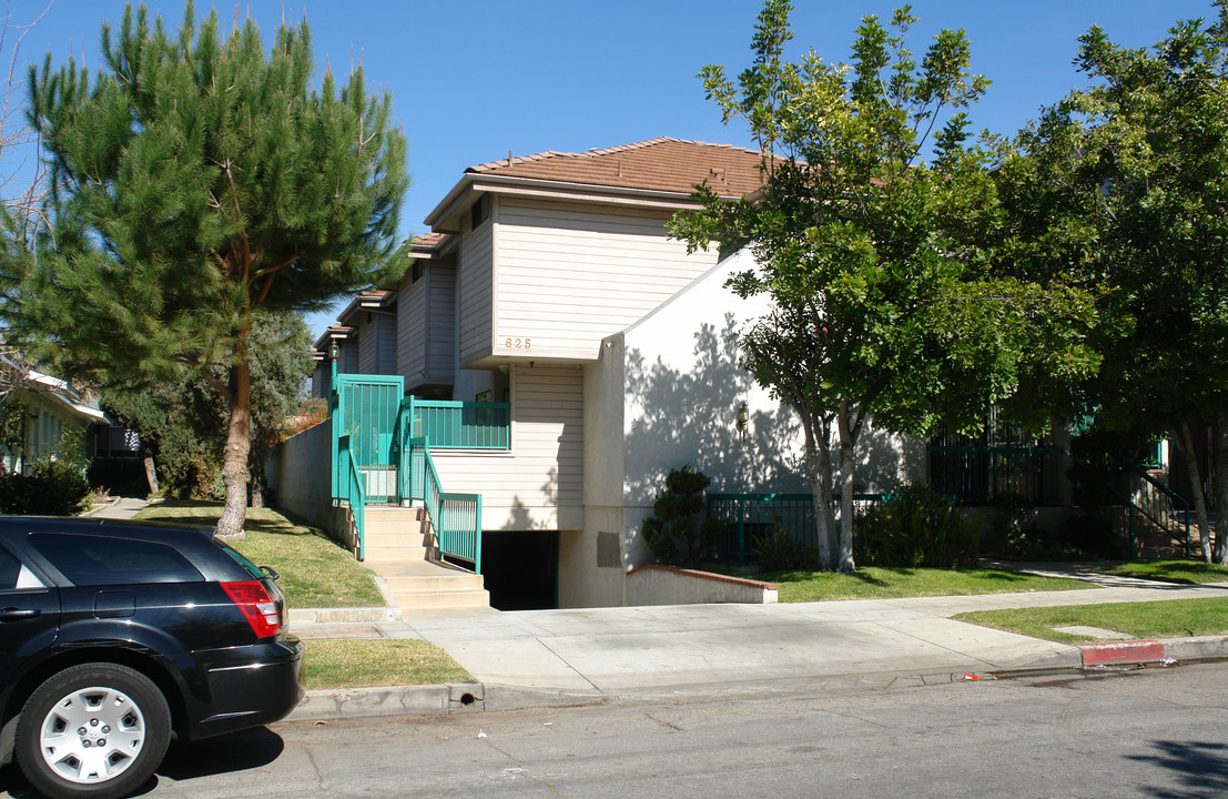 625 E Elk Ave in Glendale, CA - Building Photo