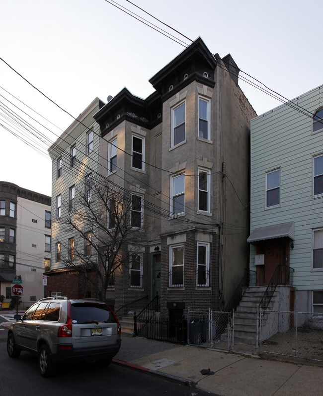 203 OGDEN Ave in Jersey City, NJ - Foto de edificio - Building Photo