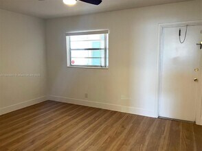 270 NE 40th St in Oakland Park, FL - Building Photo - Building Photo