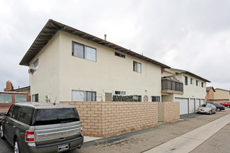 7242 Toulouse Dr in Huntington Beach, CA - Foto de edificio - Building Photo