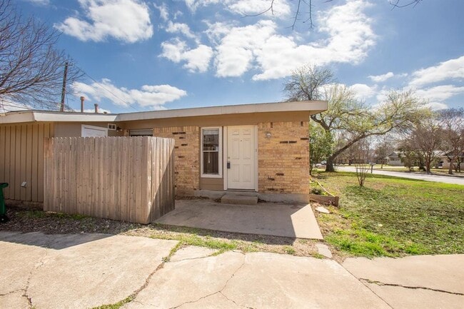 2710 St Edwards Cir in Austin, TX - Building Photo - Building Photo