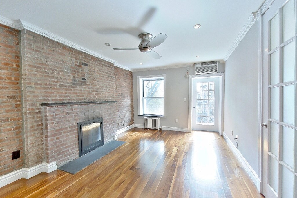 564 Hudson St in New York, NY - Building Photo