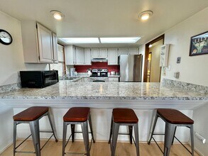 721 Cherry Ave NE in Bainbridge Island, WA - Foto de edificio - Building Photo