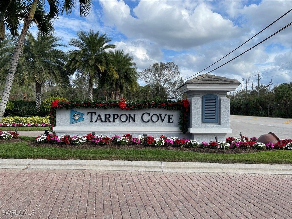 1035 Tarpon Cove Dr in Naples, FL - Foto de edificio