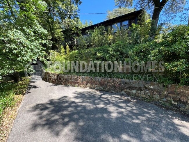 property at 10 Canyon Rd